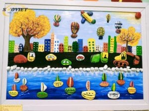 Tranh được các em làm từ các vật liệu tái chế.