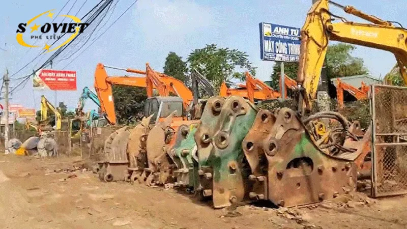 Ở làng nghề có vô số máy móc lớn bị hư hỏng
