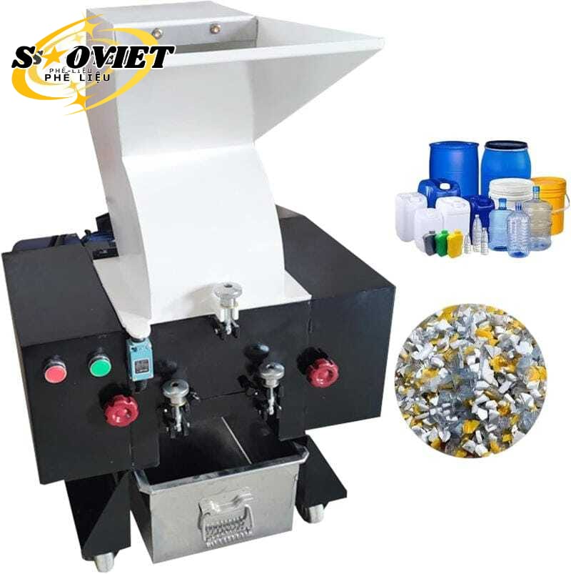 Bên trong buồng máy nghiền tinh (granulator) với trục dao quay nhanh và lưới quyết định kích thước vảy nhựa.