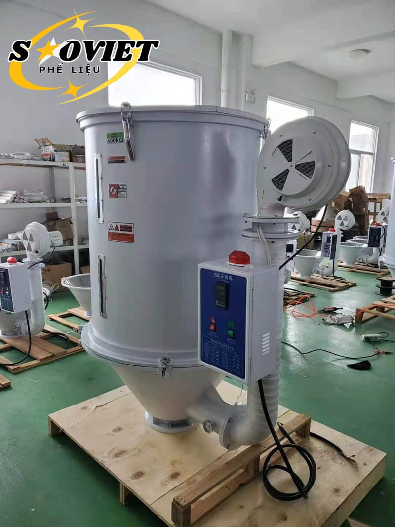 Máy sấy hút ẩm là bắt buộc để sấy vảy PET đạt độ ẩm dưới 0.1% trước khi kéo sợi.