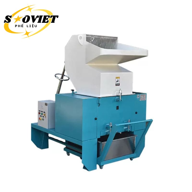 Máy xay nhựa phế liệu hoạt động theo cơ chế xay ướt, nước được phun trực tiếp để làm sạch và mát dao.