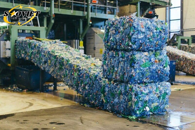 Các loại nhựa phế liệu: vảy PET, màng PE và nhựa cục ABS, mỗi loại cần một công nghệ sấy riêng.