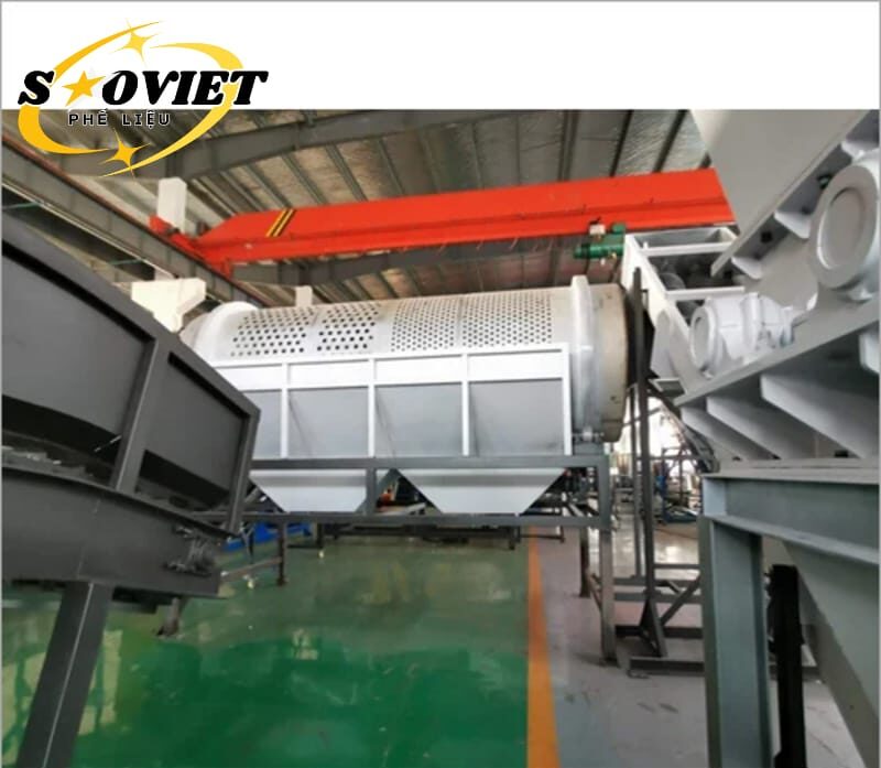 Một kiện phế liệu chai nhựa PET (chai nước suối, nước ngọt) được ép khối, chuẩn bị cho quy trình xay.