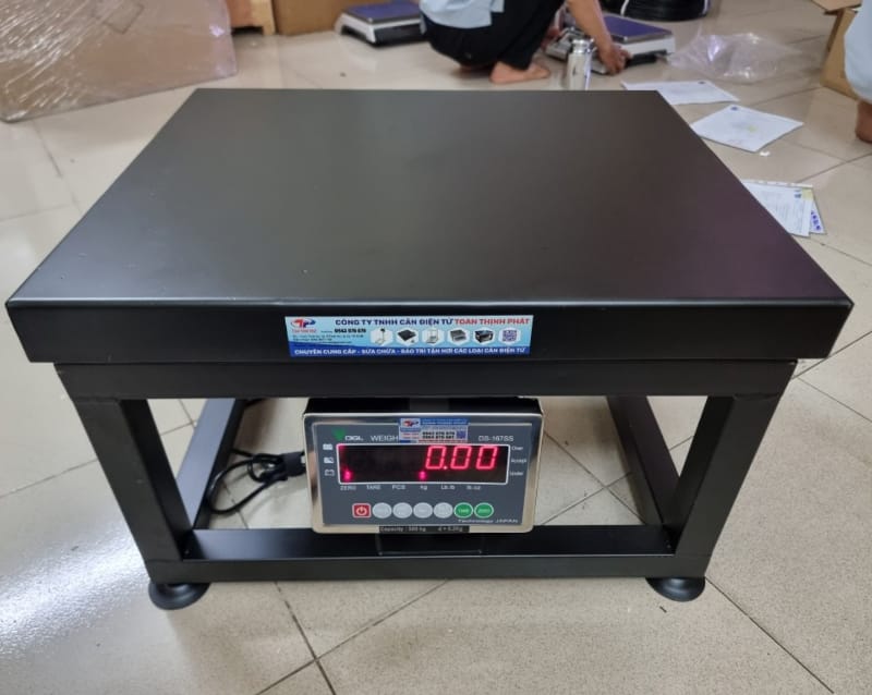 sử dụng cân chuẩn để cân phế liệu